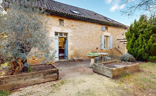 Maison à Besse, Nouvelle-Aquitaine, France 1