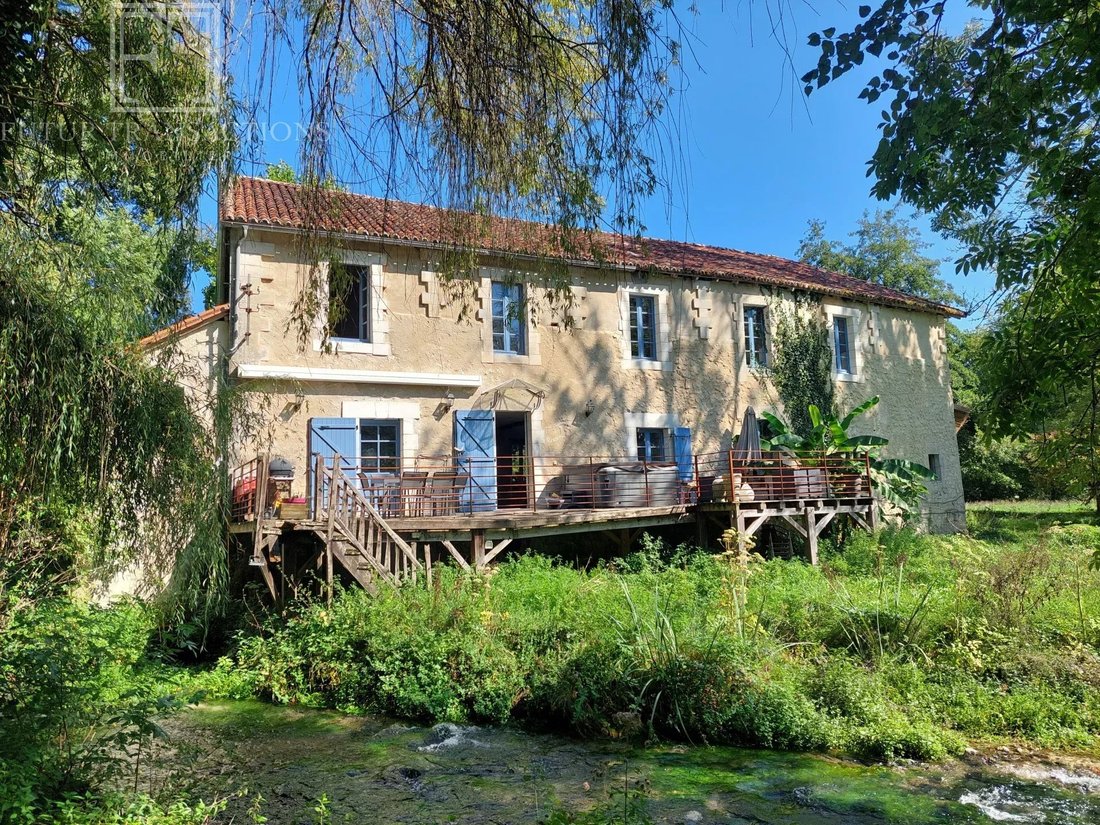 Bourdeilles, Nouvelle-Aquitaine, France 2 - 15536831