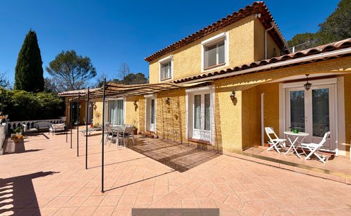 Villa in La Roquebrussanne, Provence-Alpes-Côte d'Azur, France 1