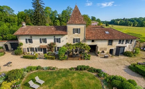 Casa a Montbron, Nuova Aquitania, Francia 1