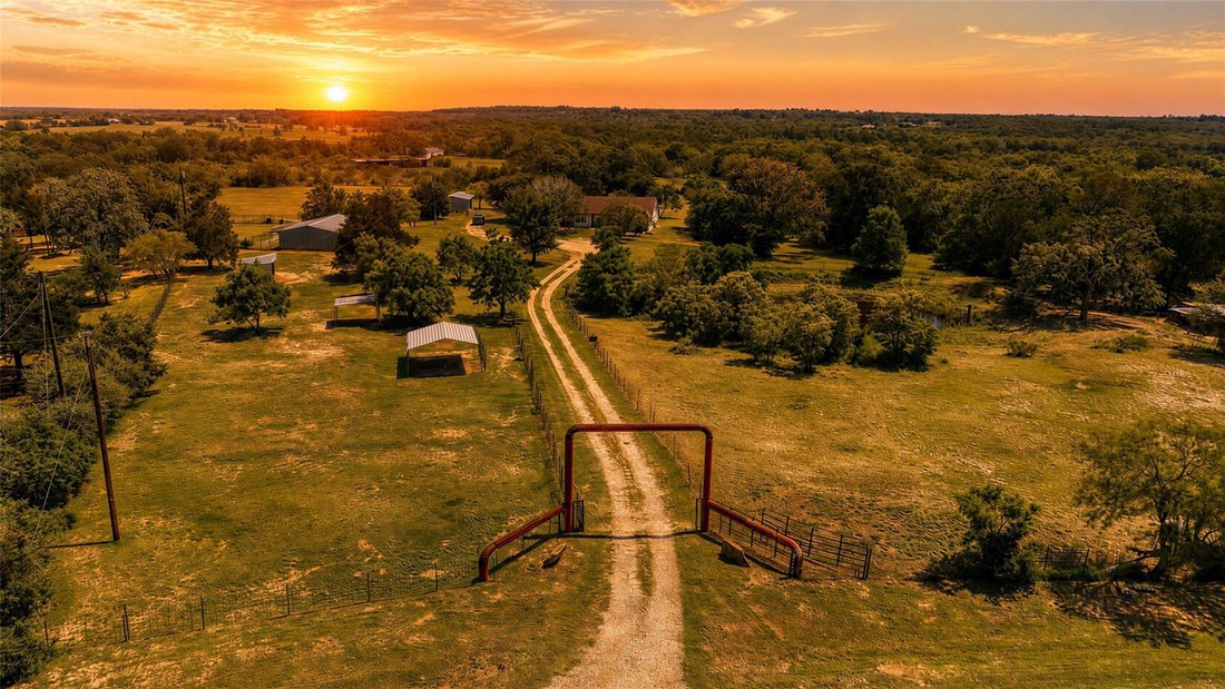 House in Elgin, Texas, United States 2 - 17958137