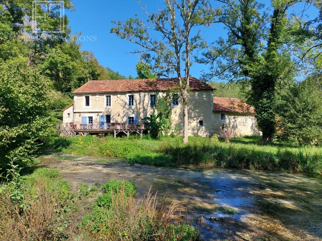 Bourdeilles, Nouvelle-Aquitaine, France 1 - 15536831