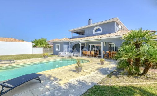 House in Sud, Les Sorinieres, France 1