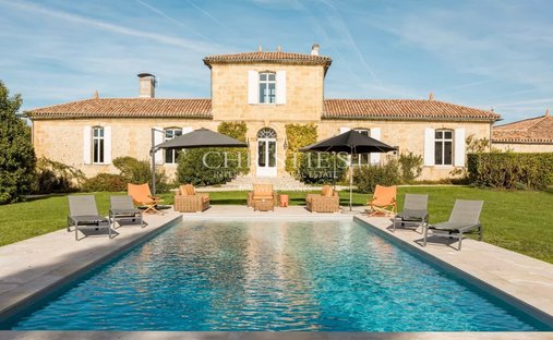 Estate in Quinsac, Nouvelle-Aquitaine, France 1