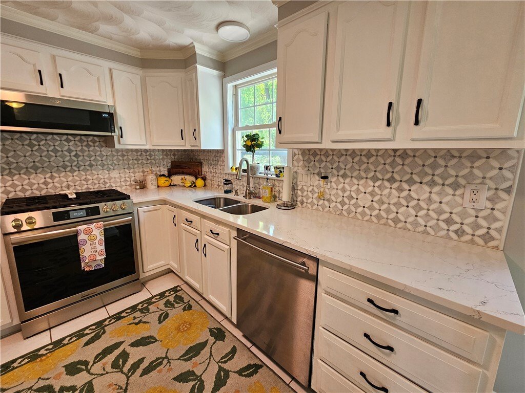 House in Warwick, Rhode Island, United States 5 - 17957979
