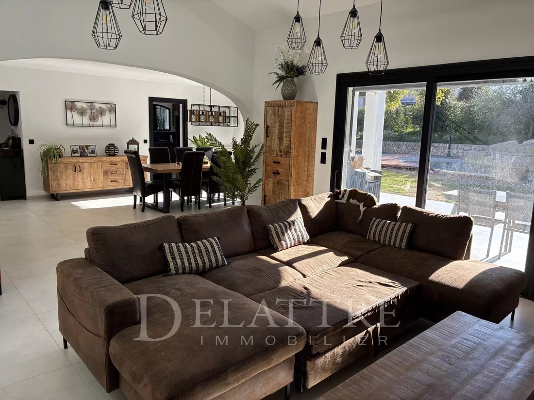Estate in Nord, Roquefort-les-Pins, France 4 - 17959413
