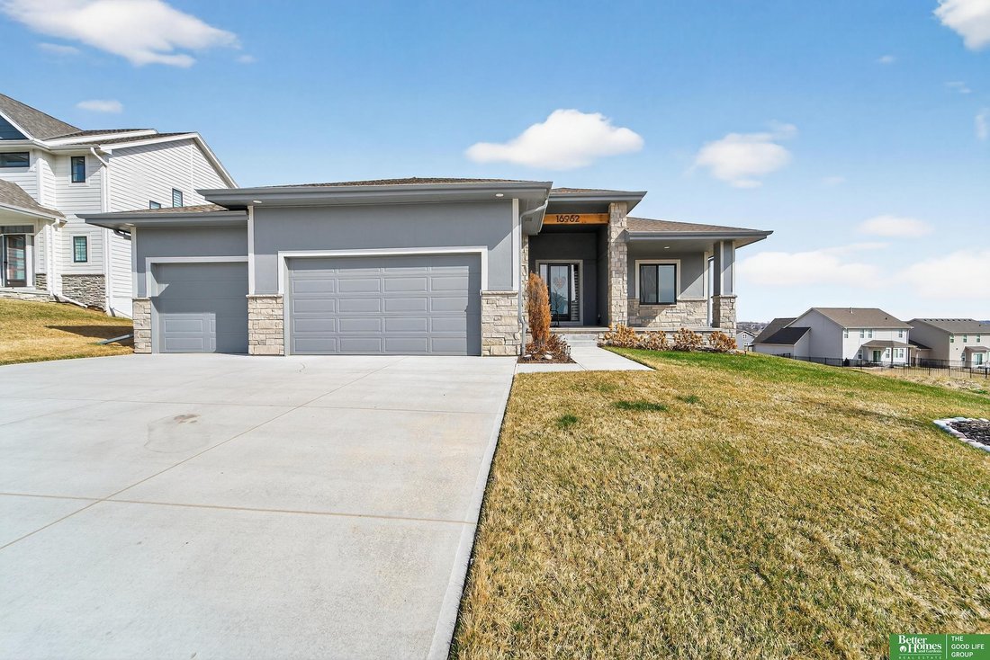 House in Bennington, Nebraska, United States 2 - 17705877