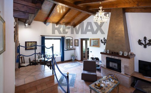 Villa in Santa Vittoria d'Alba, Piemont, Italien 1