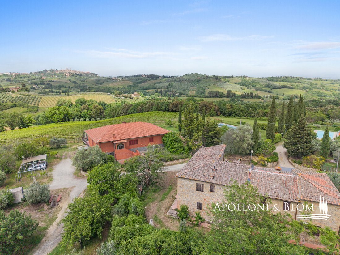 House in San Gimignano, Tuscany, Italy 4 - 17961624