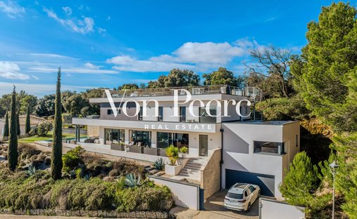 Chateau With Outbuilding And Private Beach In Provence