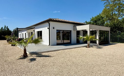 Villa in Noves, Provence-Alpes-Côte d'Azur, France 1