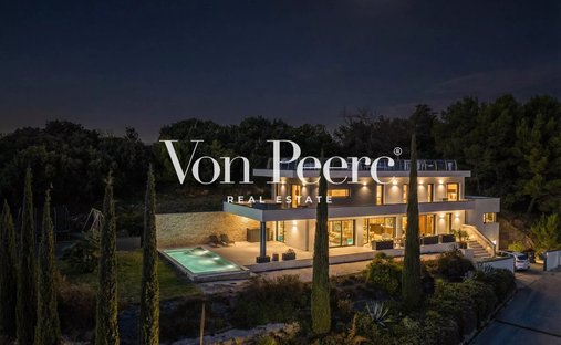 Chateau With Outbuilding And Private Beach In Provence