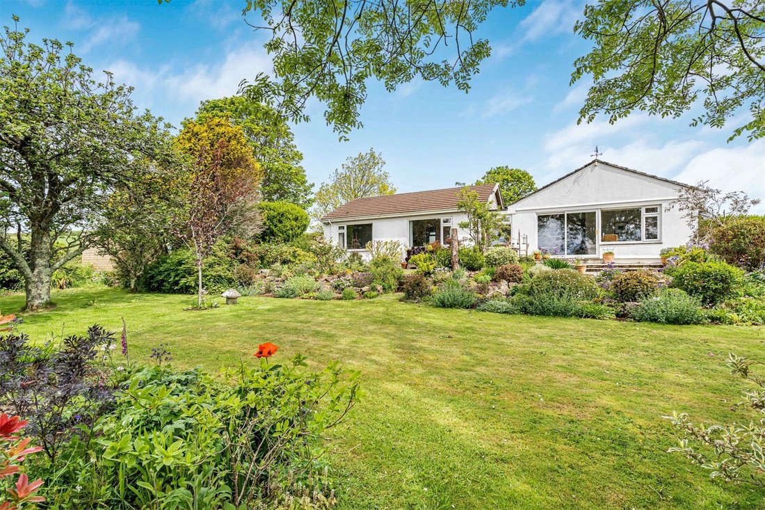 Bungalow in Cornwall, England 1 - 17958053