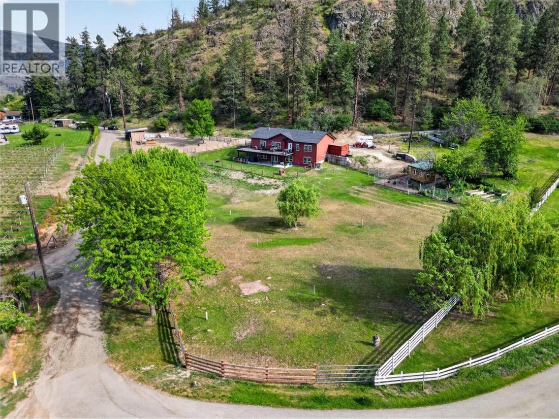 House in Kaleden, British Columbia, Canada 2 - 17964311