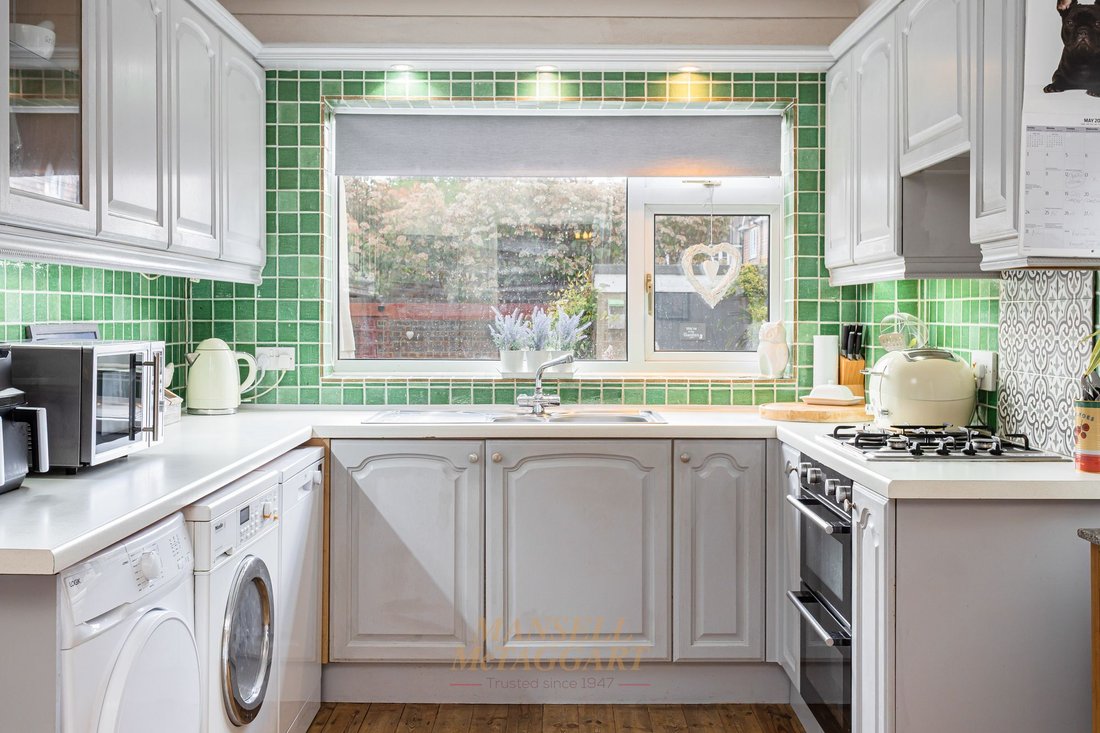 House in Crawley Down, England 2 - 17967012