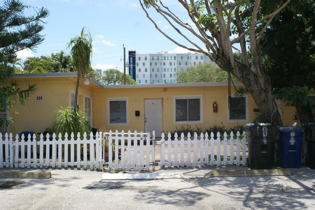 Hallandale Beach, Florida, United States 5 - 17969581