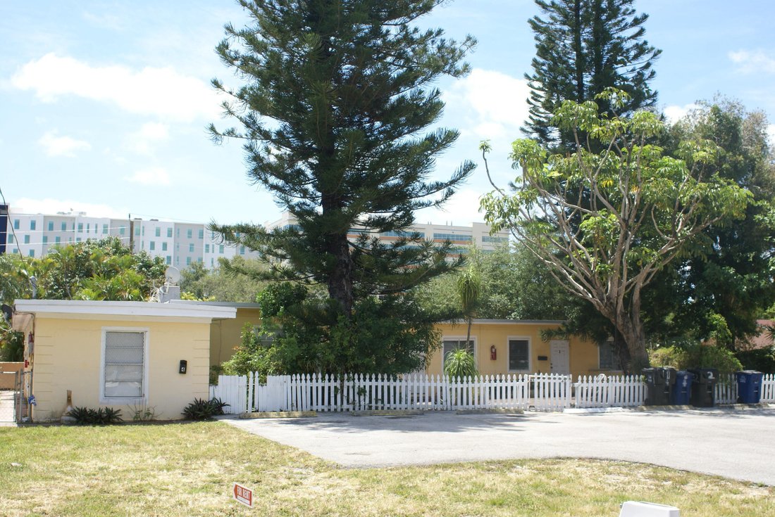 Hallandale Beach, Florida, United States 1 - 17969581