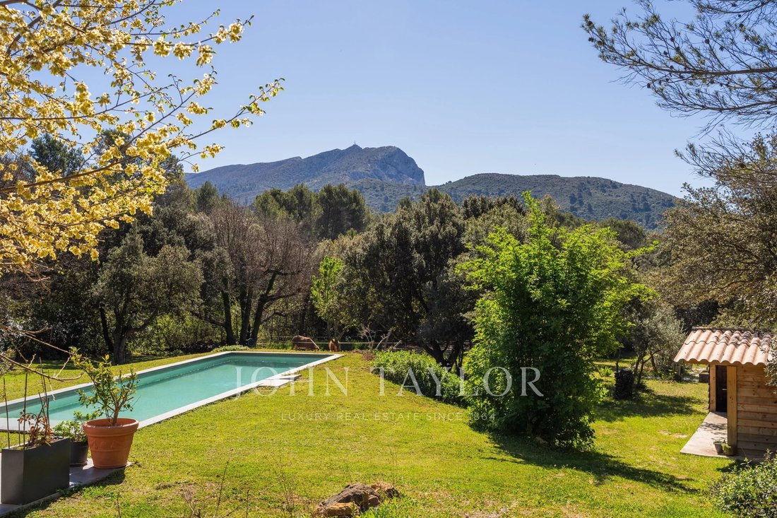 Estate in Saint-Marc-Jaumegarde, Provence-Alpes-Côte d'Azur, France 1 - 17671414