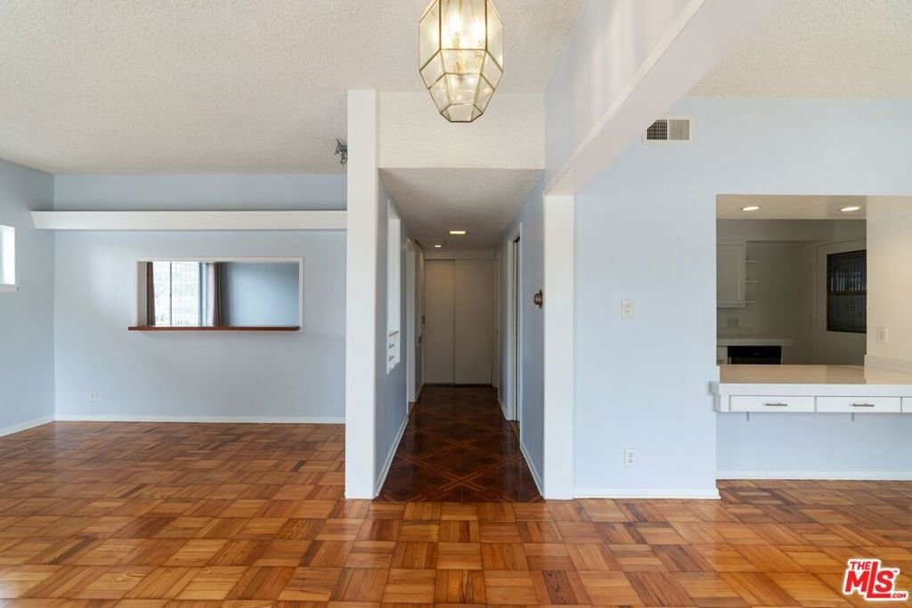 Los Angeles, California, United States 5 - 17966091