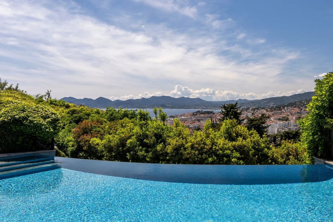 Villa in Cannes, Provence-Alpes-Côte d'Azur, France 3 - 14681533