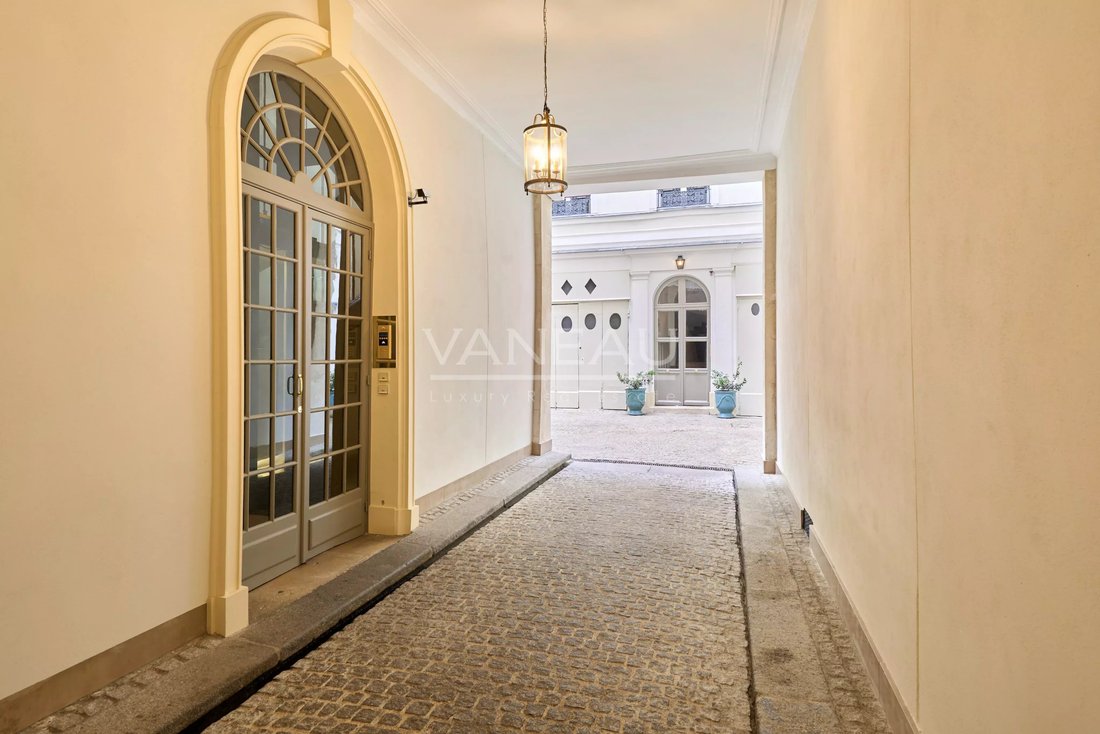Apartment in Saint Thomas d'Aquin, Paris 7e Arrondissement, Paris 3 - 17967338
