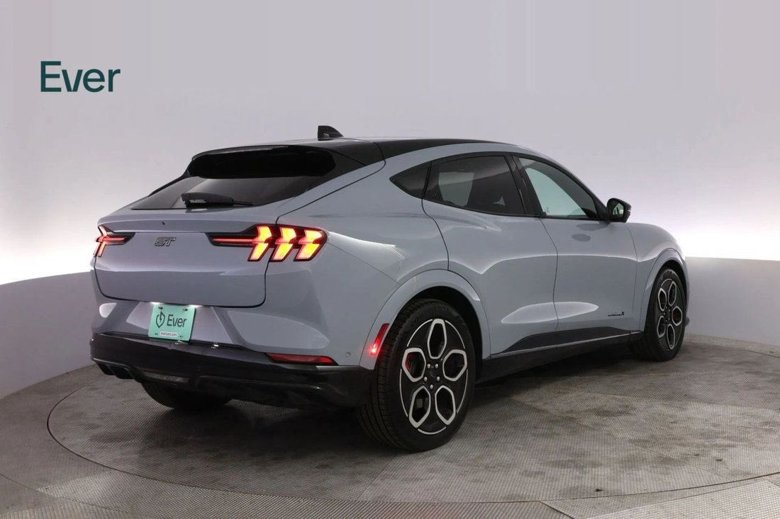Suv in San Francisco, CA, United States 3 - 17927627