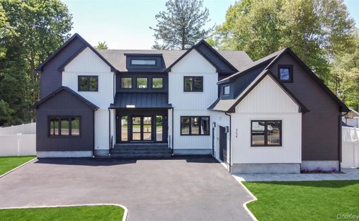 House in West Babylon, New York, United States 1