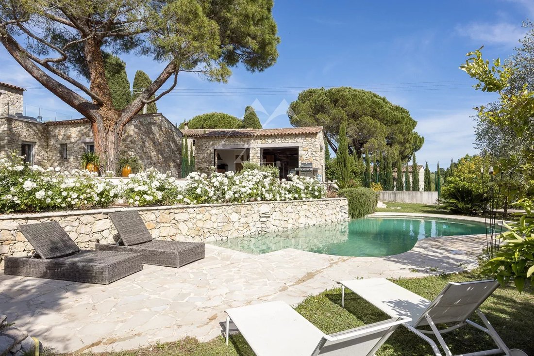 Villa in Saint-Paul-de-Vence, Provence-Alpes-Côte d'Azur, France 2 - 17965951