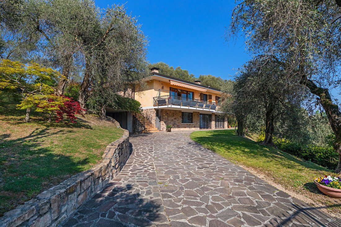 Villa in Gardone Riviera, Lombardy, Italy 2 - 13745775