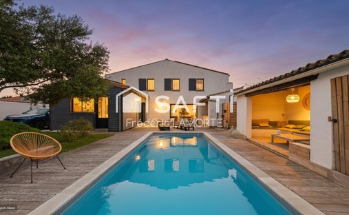 House in Saint-Medard-d'Aunis, Nouvelle-Aquitaine, France 1