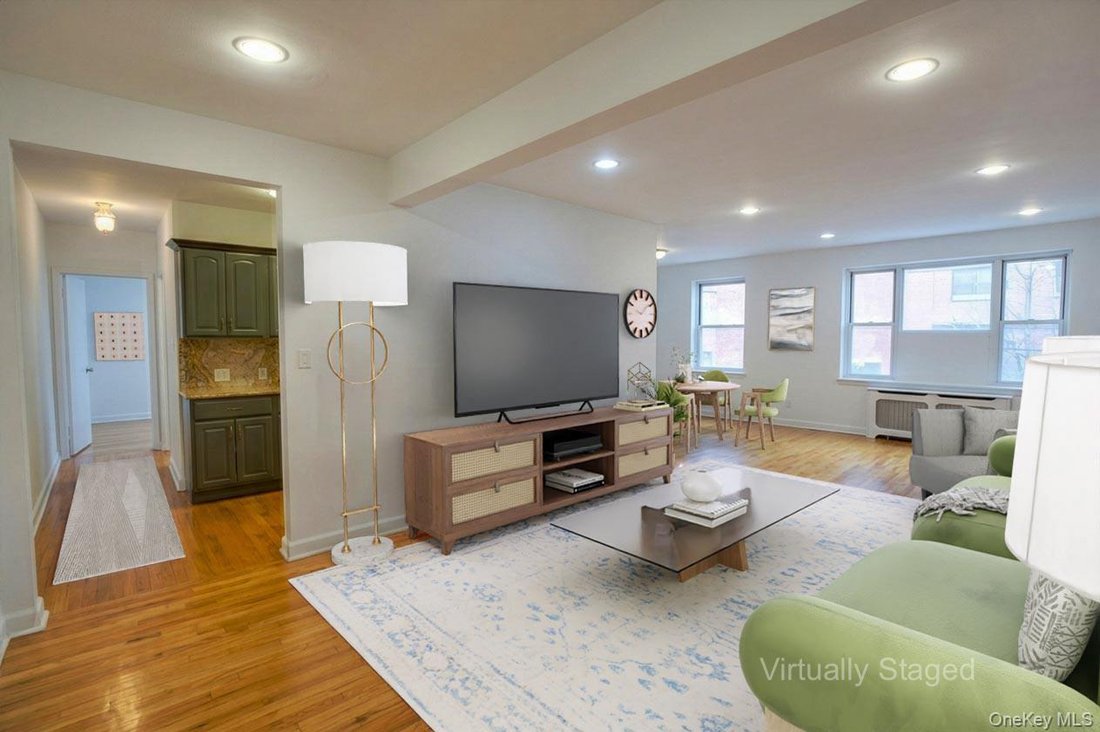 Co Op in Great Neck, New York, United States 4 - 17756456