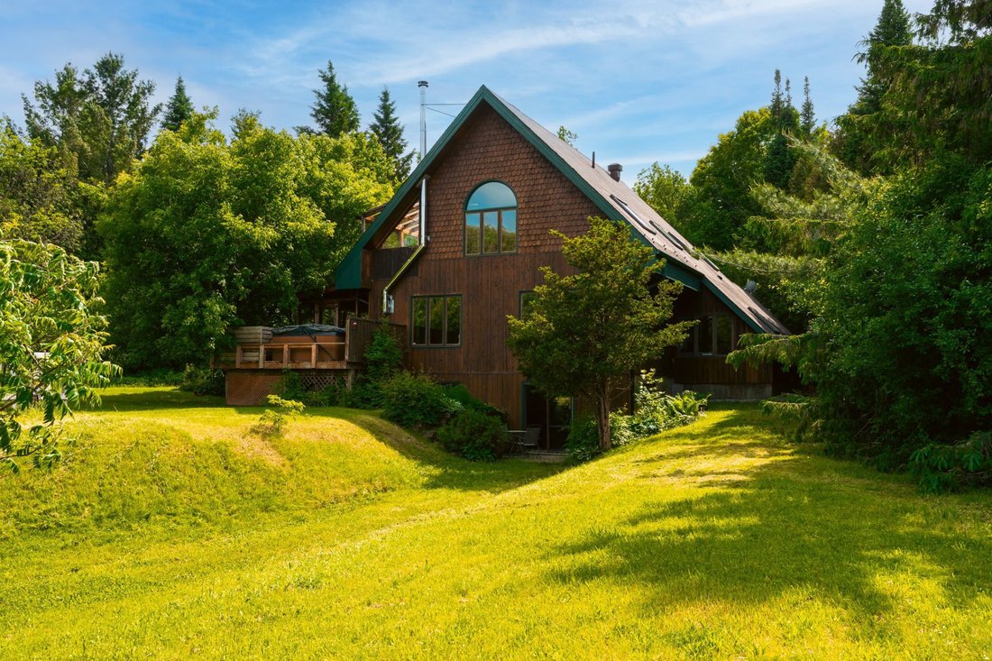 House in Chelsea, Quebec, Canada 1 - 17314412