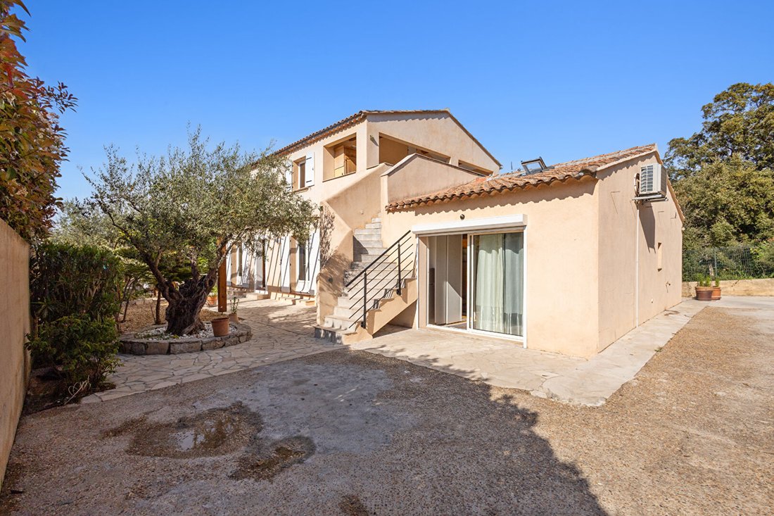 Villa in Nord, Cogolin, France 3 - 17970414
