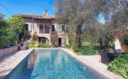 House in Nord, Roquefort-les-Pins, France 1