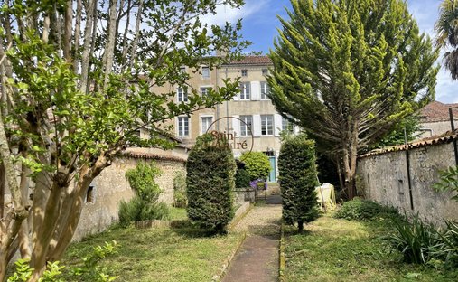 Haus in La Rochefoucauld, La Rochefoucauld-en-Angoumois, Frankreich 1