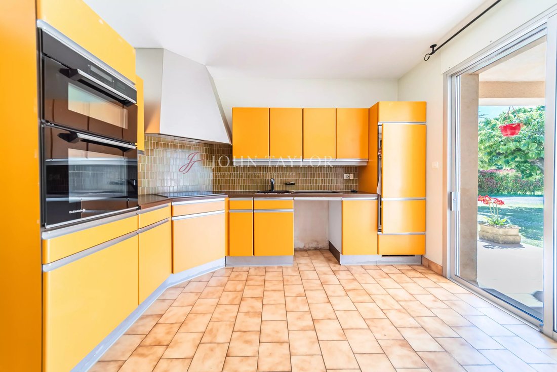 House in Cavaillon, Provence-Alpes-Côte d'Azur, France 4 - 17976335