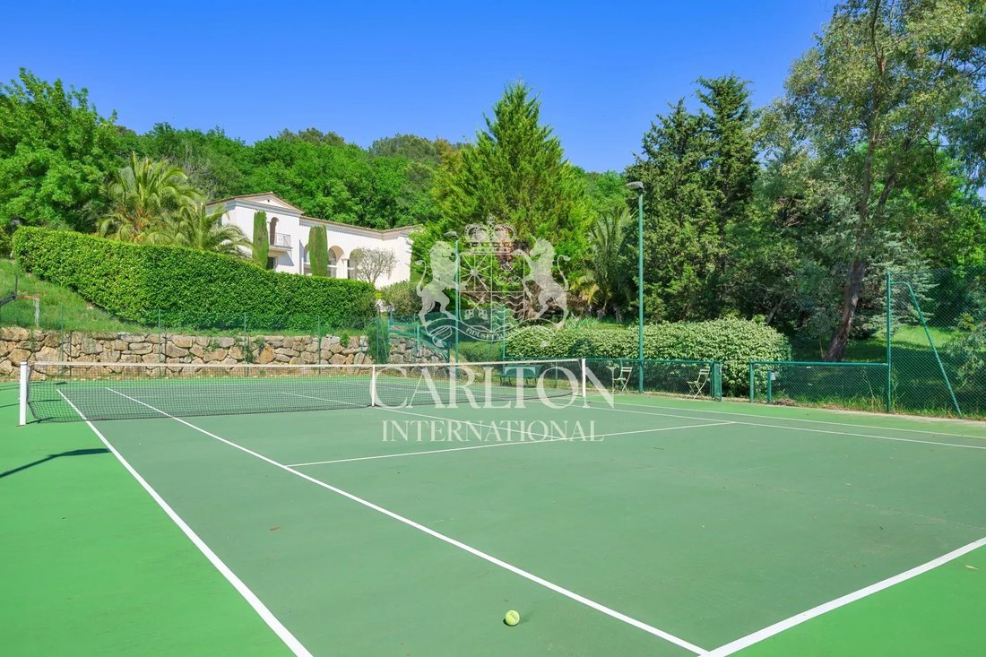 Villa in Châteauneuf-Grasse, Provence-Alpes-Côte d'Azur, France 1 - 15606945