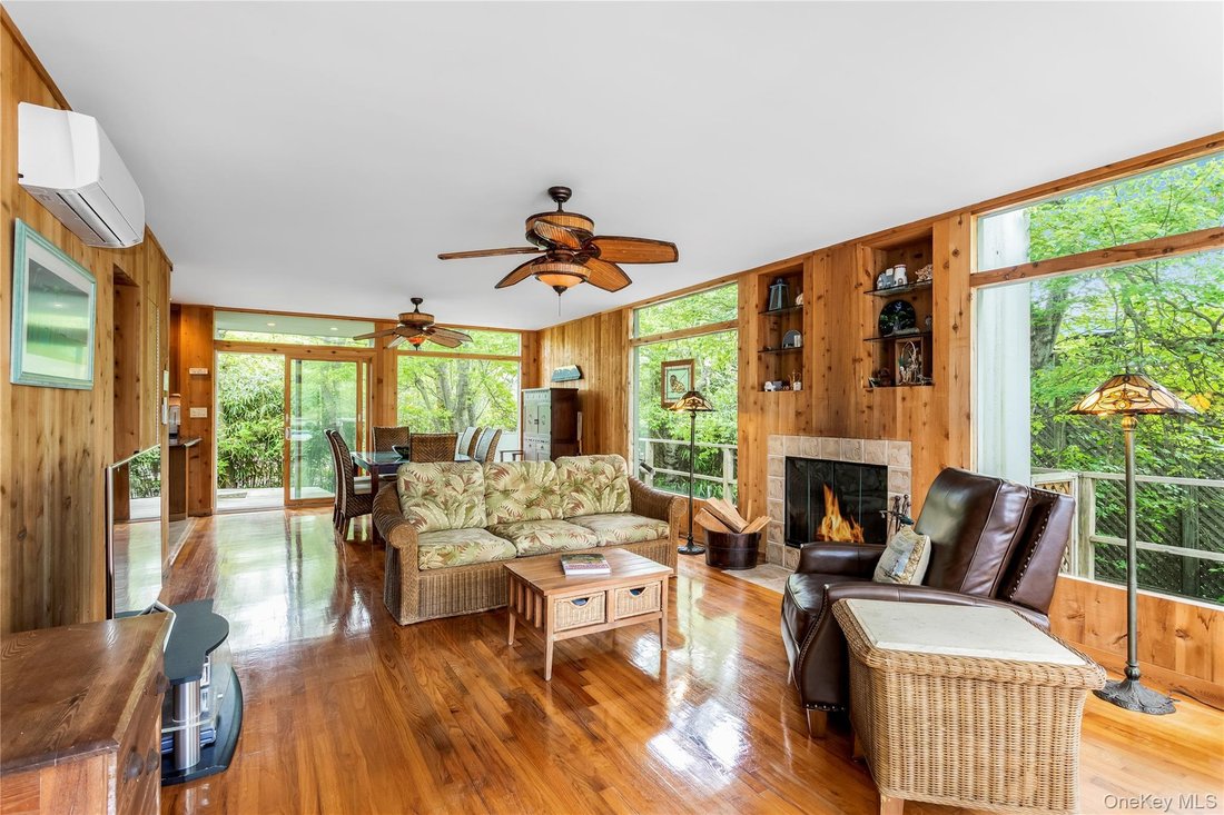 House in Yaphank, New York, United States 4 - 17978360