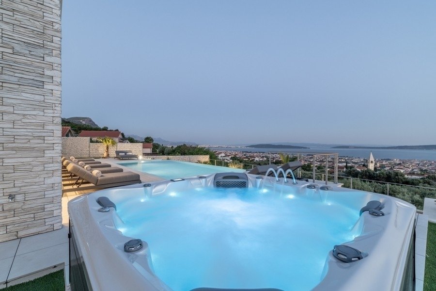 Villa in Kastel Luksic, Split-Dalmatia County, Croatia 4 - 17975755