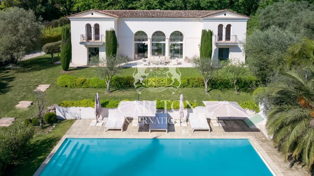 Villa in Châteauneuf-Grasse, Provence-Alpes-Côte d'Azur, France 2 - 15606945