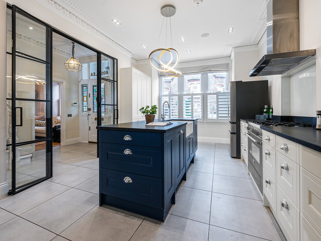 House in Ravenscourt Park, Hammersmith and Fulham, England 2 - 17980346