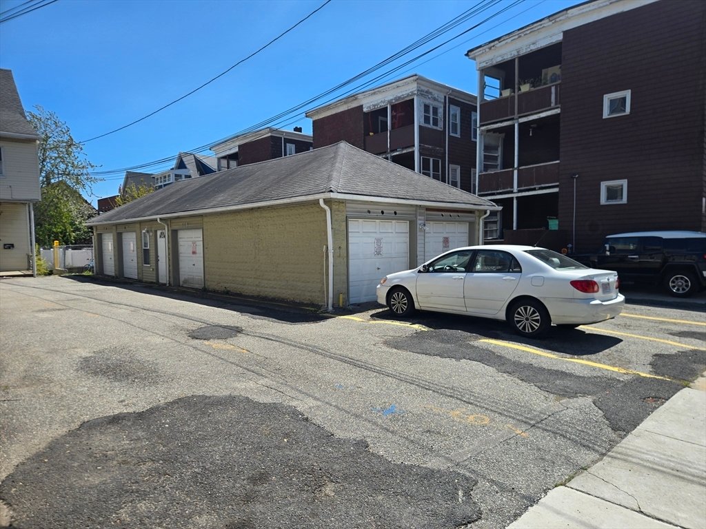 House in Everett, Massachusetts, United States 3 - 17977667