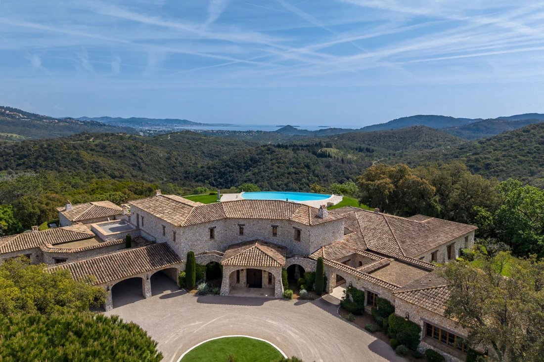 Villa in Les Adrets-de-l'Estérel, Provence-Alpes-Côte d'Azur, France 1 - 14240316