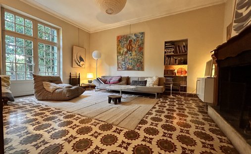 Chateau With Outbuilding And Private Beach In Provence