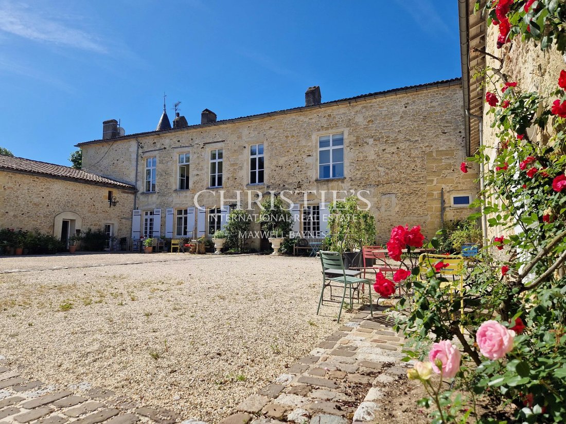 Castle in Hôtel de Ville-Quinconce-Saint Seurin-Fondaudège, Bordeaux, France 1 - 17967425