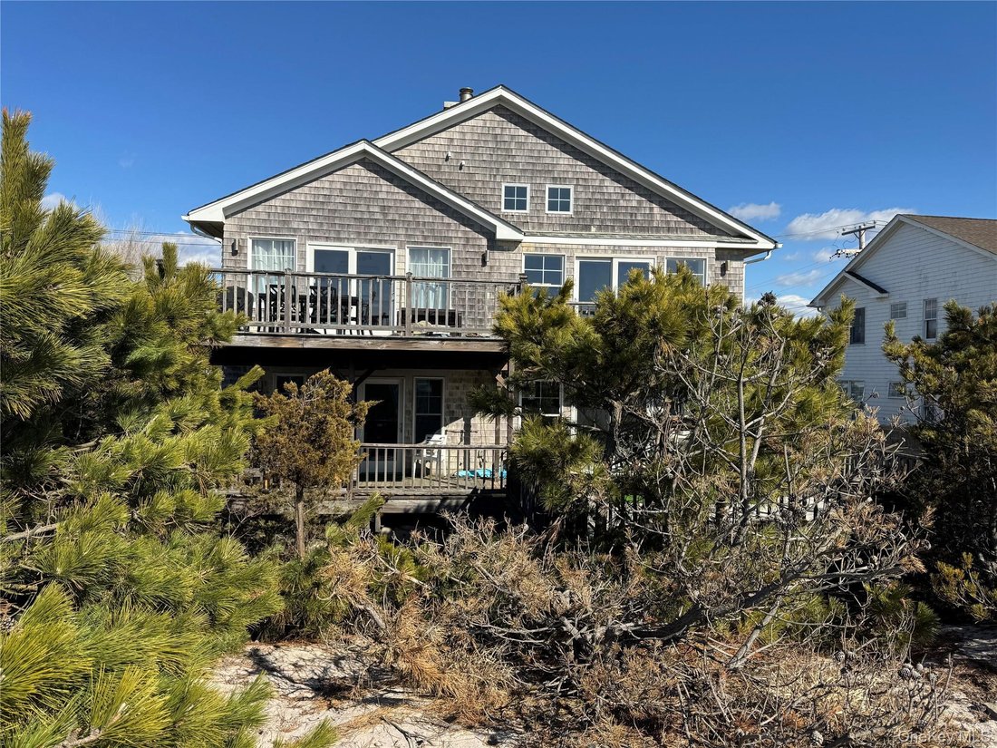 House in Yaphank, New York, United States 1 - 17975222