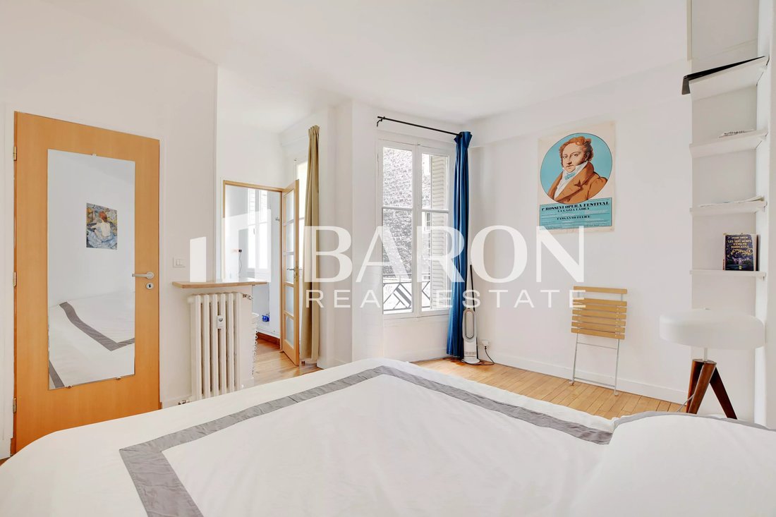 Apartment in Clichy-Trinité, Paris 9e Arrondissement, Paris 4 - 17976815