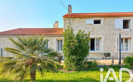 House in Saint-Mathurin, Pays de la Loire, France 1