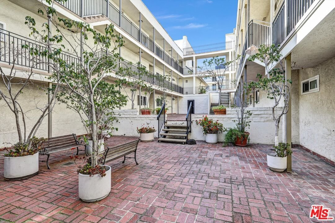 Condo in Los Angeles, California, United States 4 - 17976257