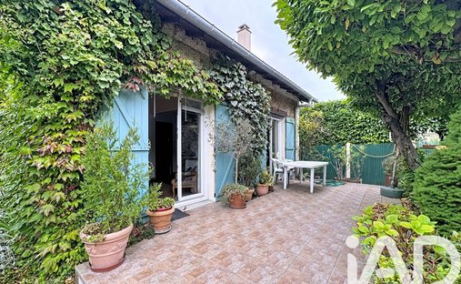 House in Nord Ouest, Le Mesnil-le-Roi, France 1
